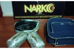 Eniştesinin bıraktığı valizden şüphelendi, 982 gram bonzai yakalattı