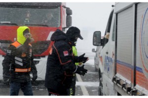 Kar ve soğuk havada yola çıkan TIR sürücülerine, AFAD'dan erzak yardımı