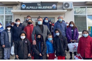 Kızılay Beşiktaş Şubesi'nden, öğrencilere mont ve oyuncak