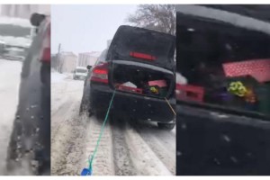 Malkara'da hareket halindeki otomobile bağladıkları brandayla kaydılar