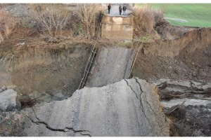 Malkara'da taşan derenin üzerindeki köprü yıkıldı