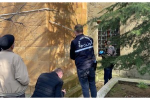 Tarihi camideki hırsızlık girişimini imam engelledi