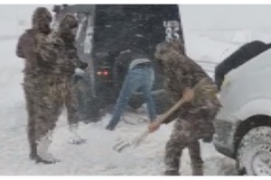 Yolda kalan minibüse özel harekat polisleri yardım etti