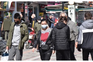 'Çok yüksek riskli' Edirne'de cadde ve sokaklarda insan yoğunluğu