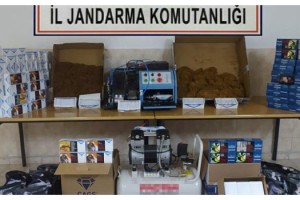 Evinde kaçak sigara üretirken yakalandı