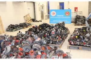 Hamzebeyli’de 2 bin 148 kaçak oto yedek parçası ele geçirildi