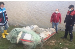 Kayalı Barajı'nda suyu bırakılmış misina ağları toplandı