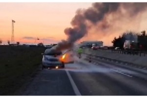 Silivri'de otomobil alev alev yandı