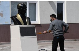 Tekirdağ' da Atatürk heykeline çirkin saldırıda bulunan şüpheli görüntüden tespit edildi