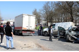 Çerkezköy'de freni boşalan kamyonet 5 araca çarptı: 2 yaralı