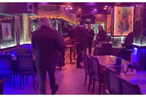 Karantinada olması gereken aşçı pavyonda yemek yaparken yakaland