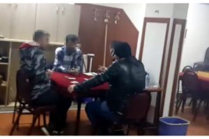 Kısıtlamaya rağmen kahvenin asma katında kumara 83 bin TL ceza