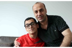 Kol ve bacaklarını kullanamıyor, burnuyla cep telefonunda tasarım yapıyor