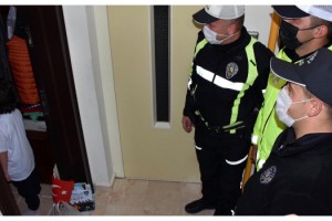 Koronavirüs karantinasındaki Koray'ın doğum günü ve bayramını polis kutladı