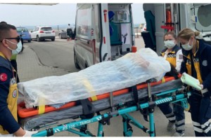 Okul bahçesine giriş kapısı, boyarken üzerine devrildi