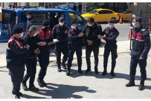 Sivilleri devlet görevlisi gibi gösterip, yurt dışına kaçıranlara operasyon: 2 tutuklama