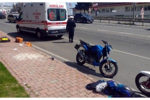 Yaralı motosiklet sürücüsüne ilk müdahaleyi çarptığı ambulansın personeli yaptı