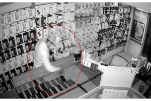 1 dakikada 45 cep telefonu çaldı, otelde uyurken yakalandı