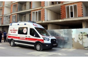 Akrabasını ziyarete gittiği inşaatta düşerek öldü