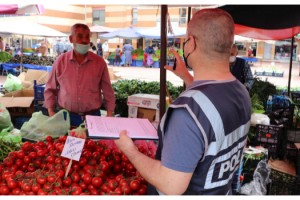 Diliyle parmaklarını ıslatarak poşetleri açan pazarcıya ceza