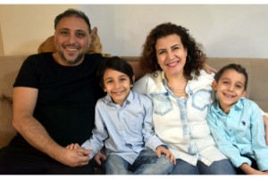 Doktor anne koronavirüsü yendi, çocuklarına doyasıya sarıldı