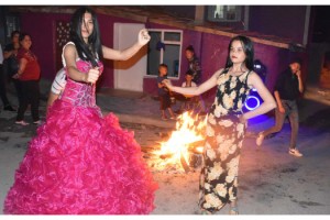 Edirne'de Kakava'yı evlerinin önünde ateş yakıp, göbek atarak kutladılar