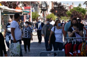 Esnaf kepenklerini açtı, cadde ve sokaklarda yoğunluk oluştu