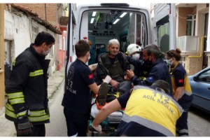 Evde kalçası kırılan yaşlı adam, ertesi gün sesini duyurabildi