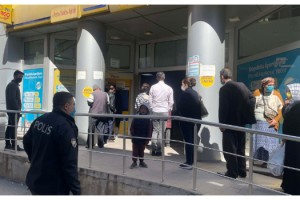 Keşan’da PTT önünde kuyruk