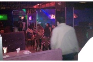 Kısıtlamada barda eğlenen 26 kişiye 82 bin lira ceza kesildi, 3 kişide uyuşturucu çıktı