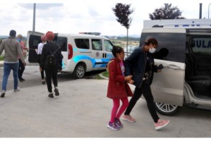 Mola verdiği TIR'ın dorsesinden kaçak göçmenler çıktı