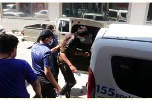 Otelinden hırsızlık yapanı sokakta yakalayıp, polise teslim etti