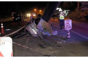 Otomobil, çalışma yapılan karayolundaki boruya çarptı: 1 yaralı