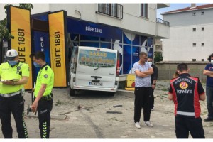 Otomobille çarpışan minibüs, iş yeri kapısına çarptı: 1 ölü, 1 yaralı