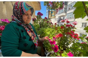 Pandemi döneminde evini çiçek bahçesine çevirdi