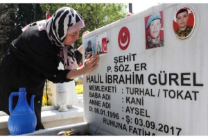 Şehit annelerİ "Anneler Günü" öncesi evlatlarının mezarını ziyaret etti