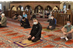 Selimiye Camii'nde ramazanın son cuma namazı tedbirlerle kılındı