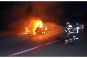 Seyir halindeki araç alev alev yandı