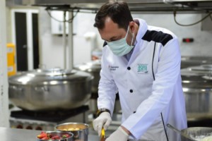 Süleymanpaşa belediye başkanı, çocuklara elleriyle çiğbörek ve tatlı hazırladı