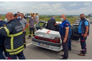 Tekirdağ'da servis midibüsü ile otomobil çarpıştı; aynı aileden 6 yaralı