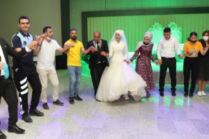 3 çocuk sahibi çifte 14 yıl sonra düğün yapıldı