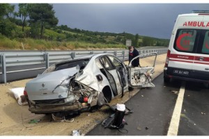 Karı-koca, hurdaya dönen araçtan küçük sıyrıklarla kurtuldu