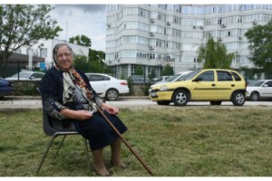 Kepçenin önüne sandalyesi ile oturduğu yer çocuk parkı oluyor