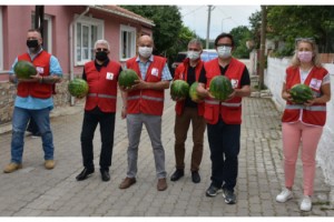 Kızılay, üreticiyi desteklemek için karpuz alıp, dağıttı