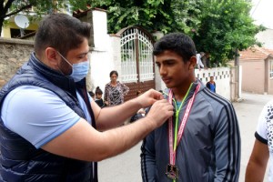 Milli takıma seçilen güreşçiye, davullu lokumlu karşılama