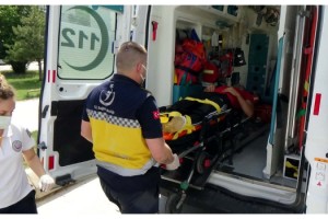 Motosiklet takla attı; 2 yaralı