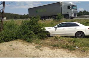 Otomobil yoldan çıktı, karı-koca yaralandı