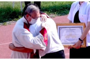 Rüya kanserden öldü, mezuniyet töreninde ağabeyiyle rektör birbirlerine sarılıp ağladı