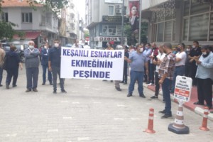 Şarköy halk pazarına alınmayan Keşan esnafından, belediye önünde protesto