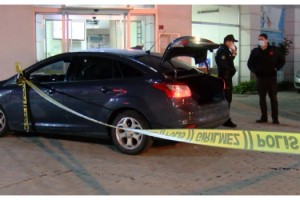 Tıp merkezi önündeki otomobilde başından vurulmuş halde bulundu